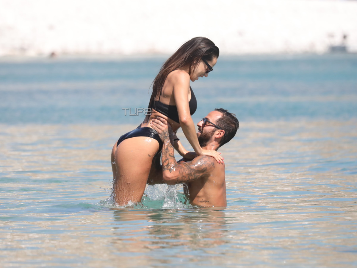 Άρης Σοϊλέδης – Μαρία Αντωνά: Τα καυτά φιλιά τους μέσα στη θάλασσα λίγο πριν τον γάμο τους – Φωτογραφίες