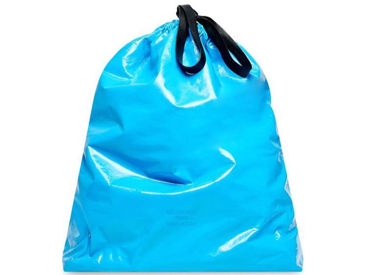 O Balenciaga λανσάρει μία luxury «σακούλα σκουπιδιών»