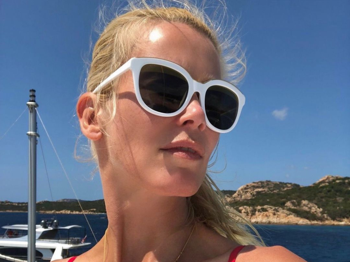 H Claudia Schiffer κάνει διακοπές στην Ελλάδα με υπέροχο καλοκαιρινό στιλ