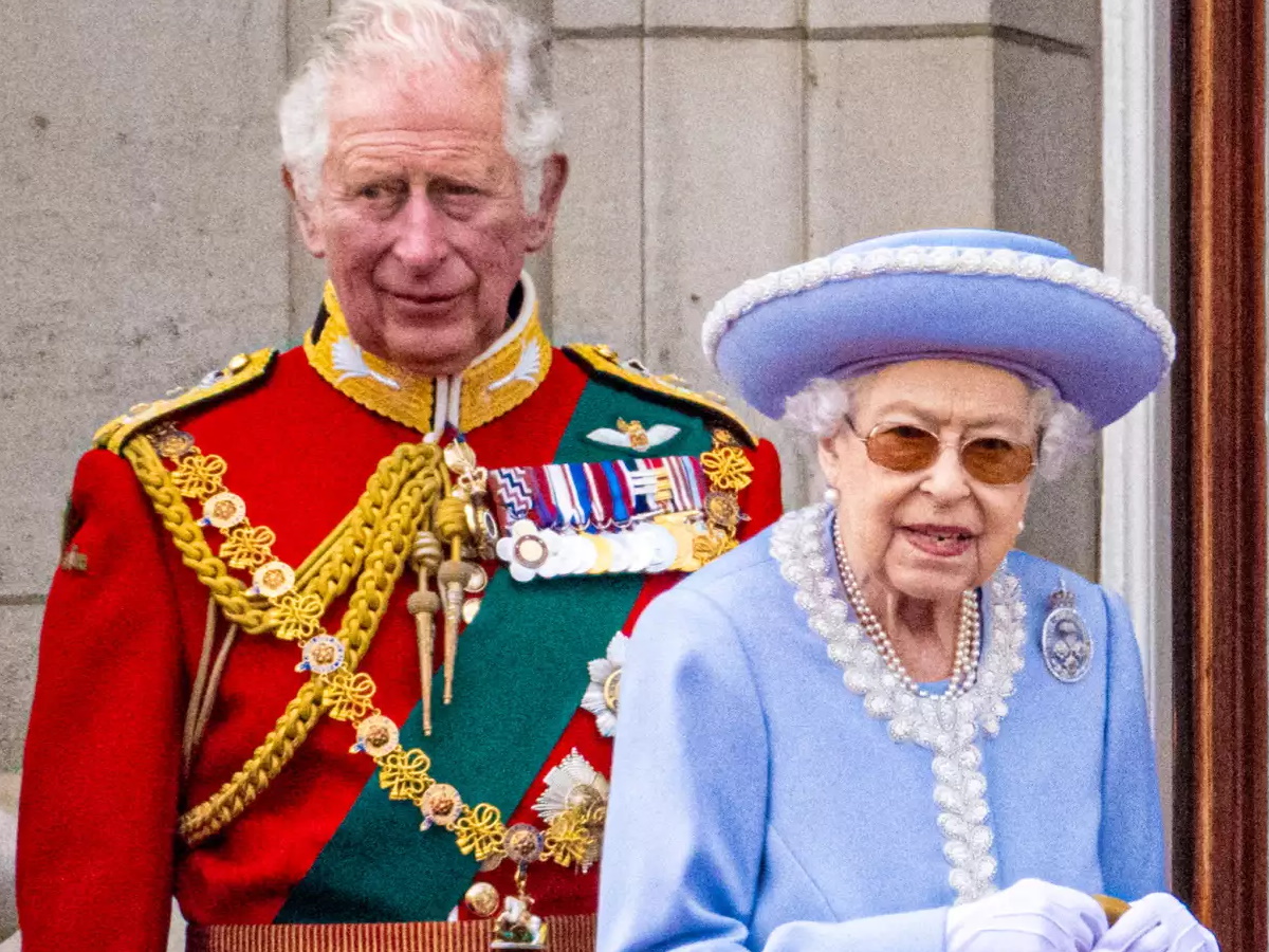 Βασίλισσα Ελισάβετ: Όλο και συχνότερες οι επισκέψεις από τον πρίγκιπα Κάρολο – Φόβοι για την υγεία της