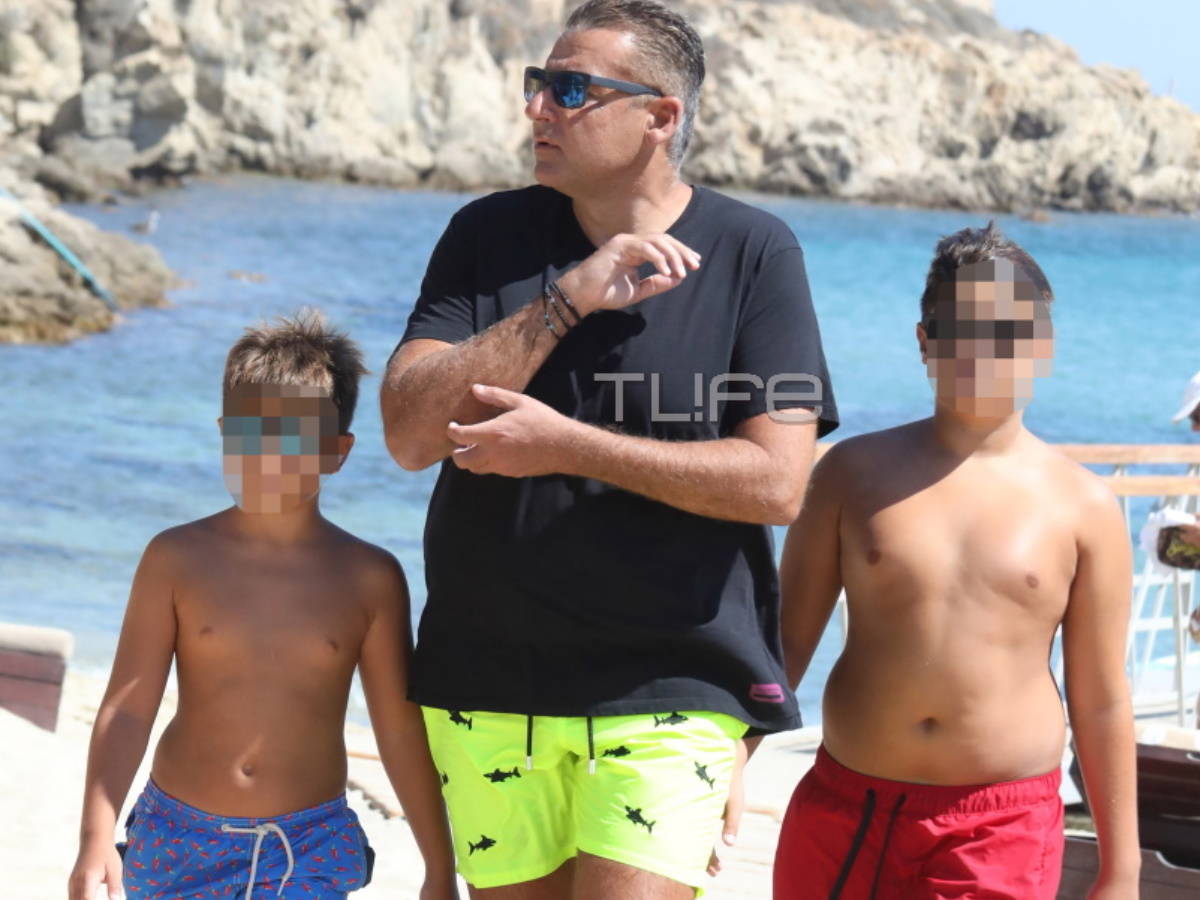 Γιώργος Λιάγκας: Παιχνίδια και βουτιές με τους γιους του σε παραλία της Μυκόνου – Φωτογραφίες