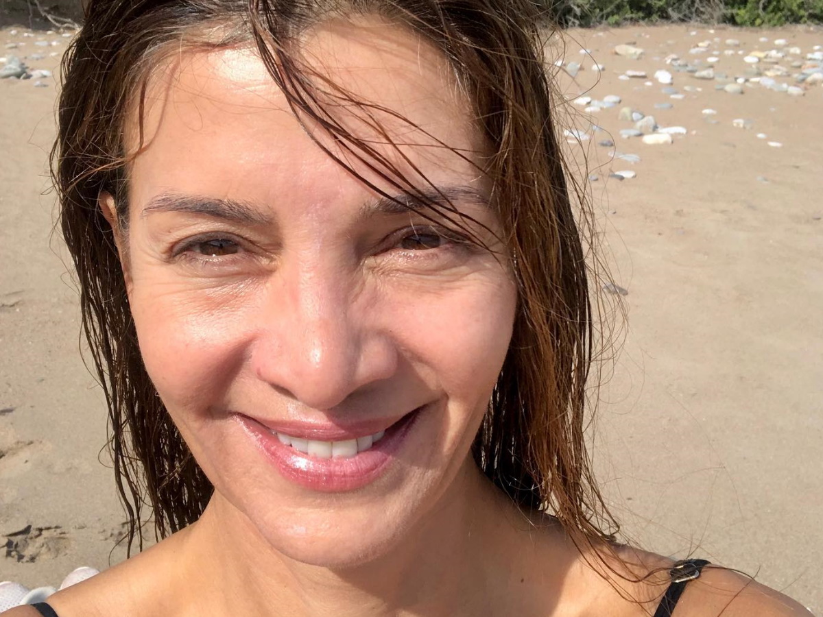 Κατερίνα Λέχου: Φωτογραφίζεται με κόκκινο μπικίνι στην παραλία