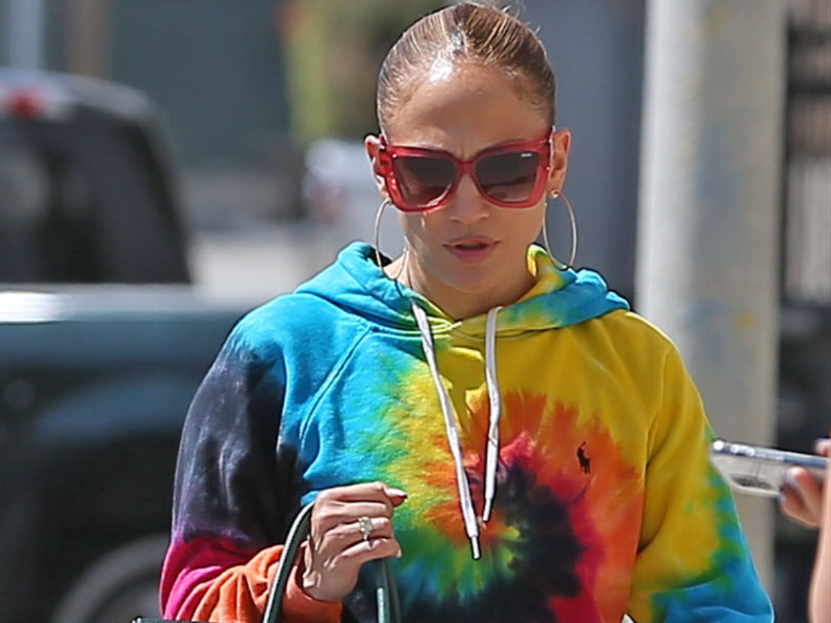 Jennifer Lopez: Με tie-dye φόρμες επιστρέφει στο γυμναστήριο μετά τον μήνα του μέλιτος