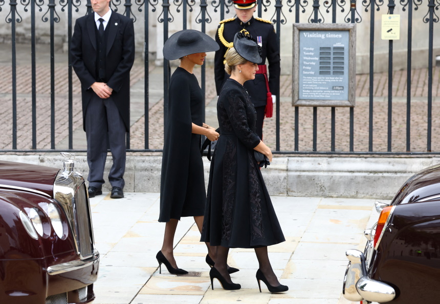 Κηδεία Βασίλισσας Ελισάβετ: Δείτε την Κέιτ Μίντλετον και την Μέγκαν Μαρκλ στο Αββαείο του Γουέστμινστερ