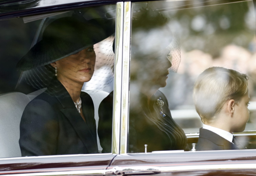 Κηδεία Βασίλισσας Ελισάβετ: Δείτε την Κέιτ Μίντλετον και την Μέγκαν Μαρκλ στο Αββαείο του Γουέστμινστερ