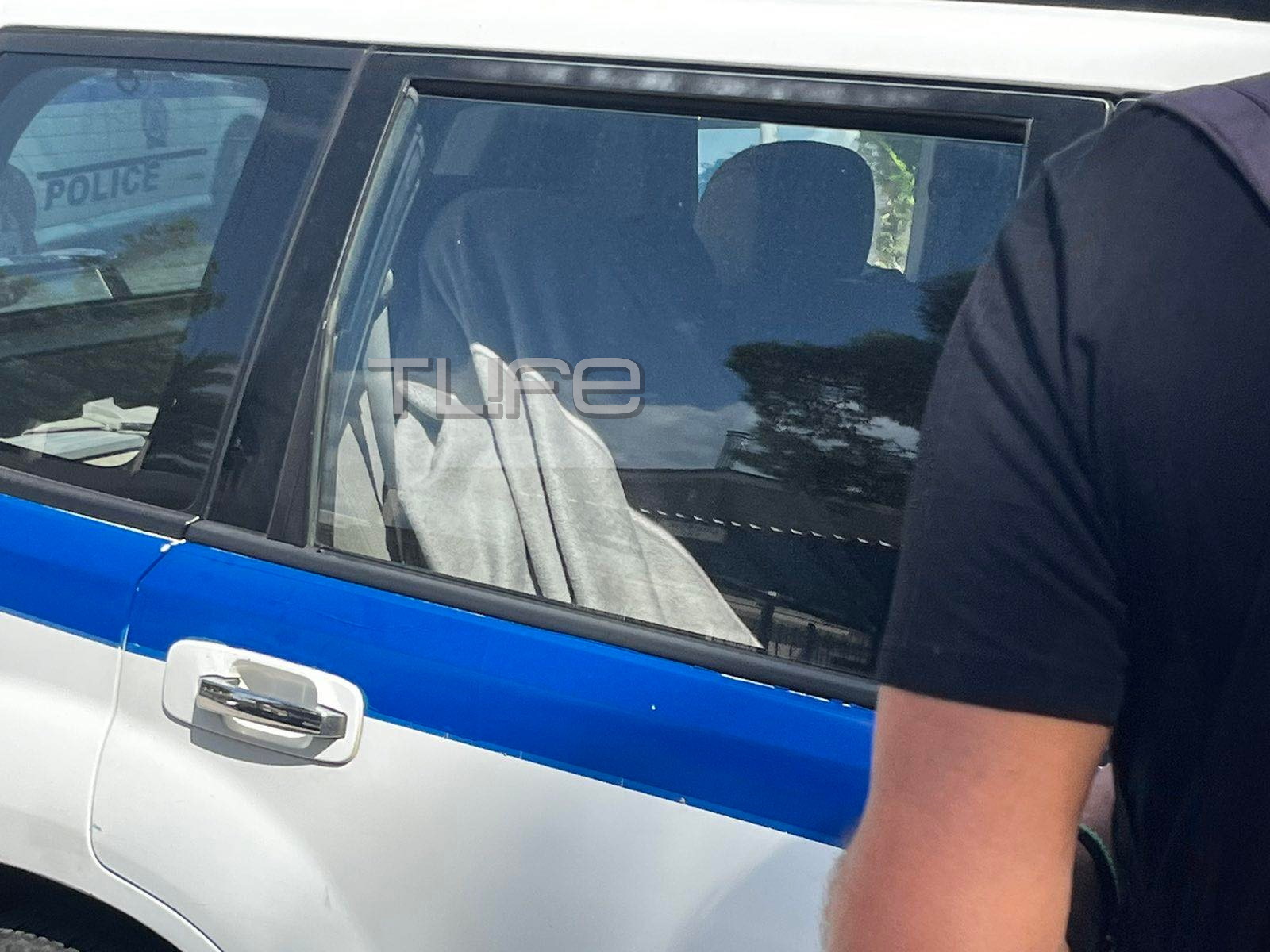 Πάνος Αργιανίδης: Με κουκούλα έξω από το Αστυνομικό Τμήμα, μετά τις απειλές για αυτοκτονία – Φωτογραφίες