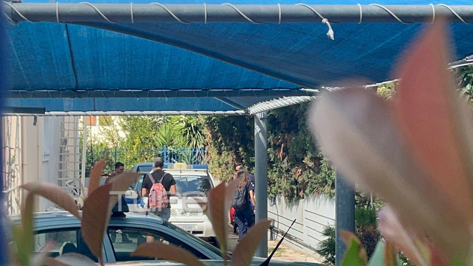 Πάνος Αργιανίδης: Με κουκούλα έξω από το Αστυνομικό Τμήμα, μετά τις απειλές για αυτοκτονία – Φωτογραφίες