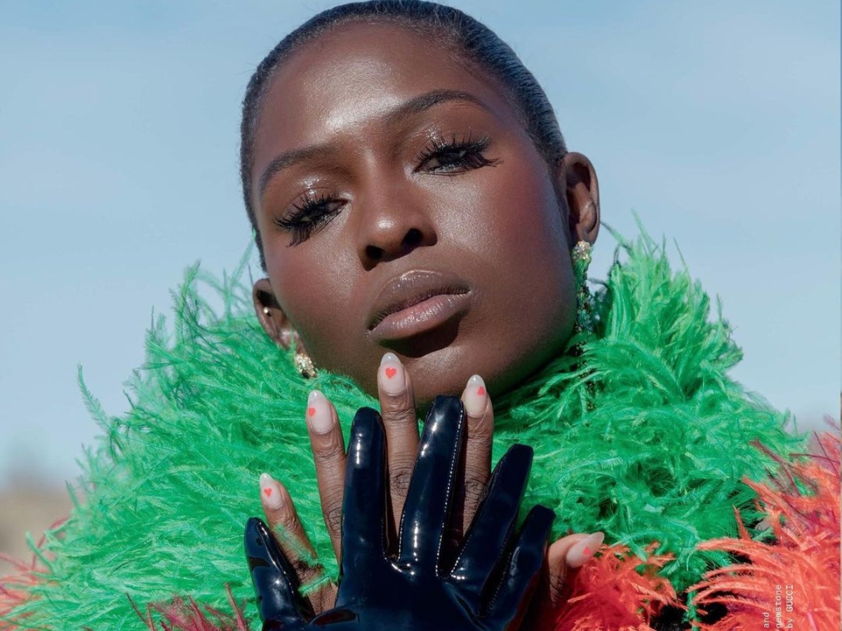 Το cat eye της Jodie Turner-Smith στο Φεστιβάλ της Βενετίας είναι μια ωδή στο denim