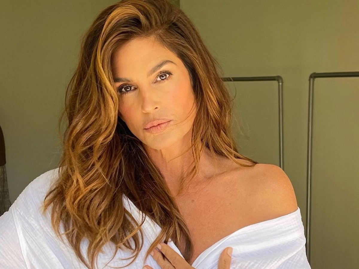 Cindy Crawford: Με σέξι wet look που δημιούργησε ο hairstylist Δημήτρης Γιαννέτος