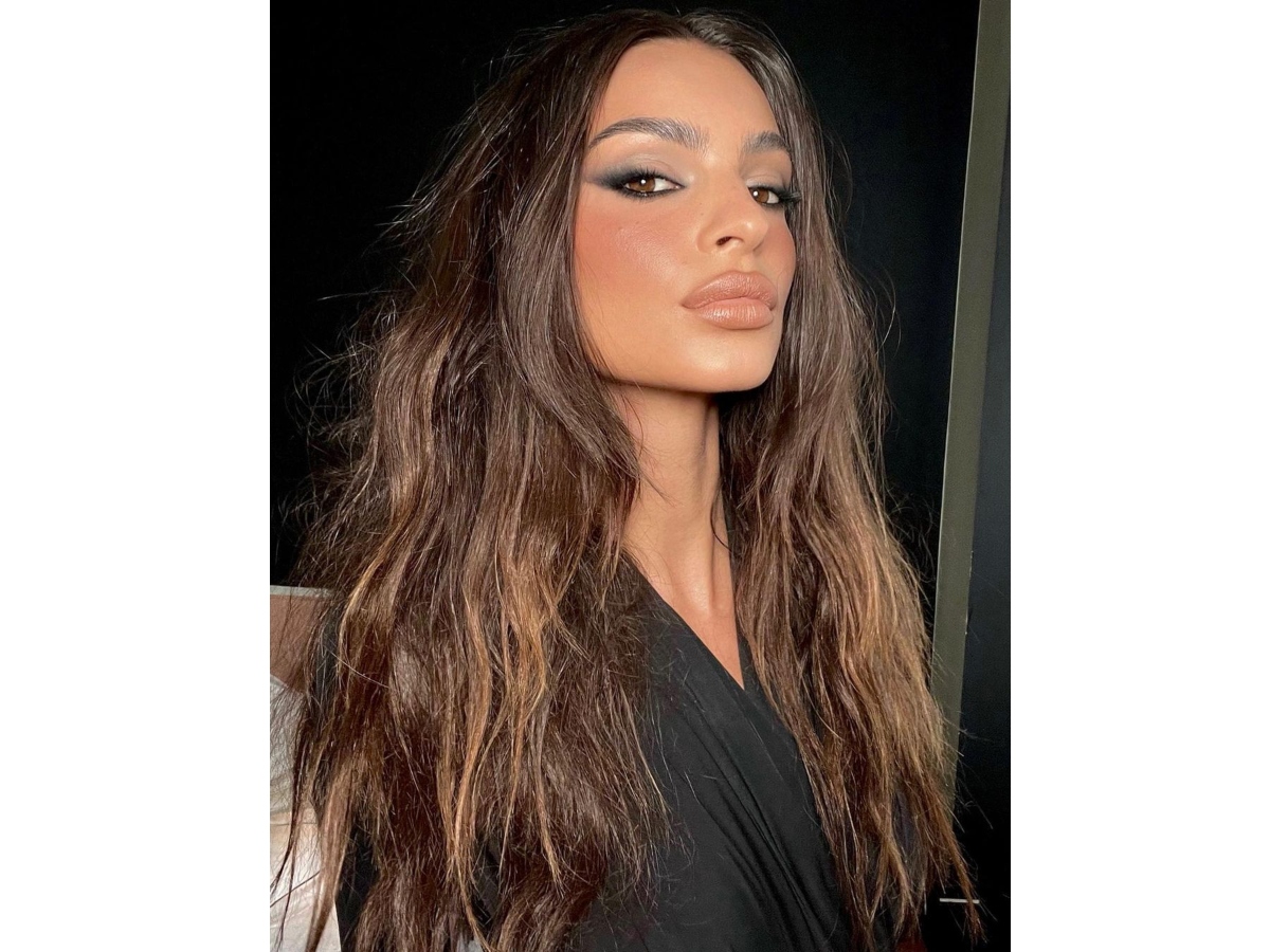 H Emily Ratajkowski έκοψε αφέλειες και μεταμόρφωσε το look της με τον πιο hot τρόπο