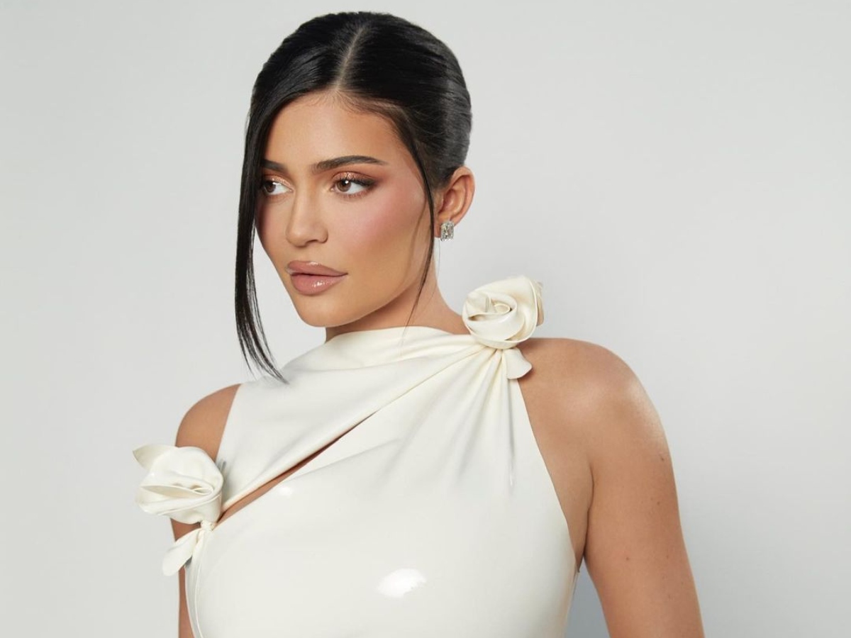 H Kylie Jenner  με 90’s φρύδια, μαύρο περίγραμμα στα χείλη και baby bangs είναι αγνώριστη