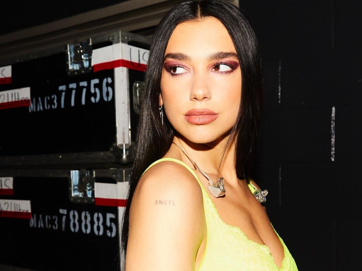 Dua Lipa: Με την μεγαλύτερη και πιο λαμπερή τάση στο μακιγιάζ ματιών