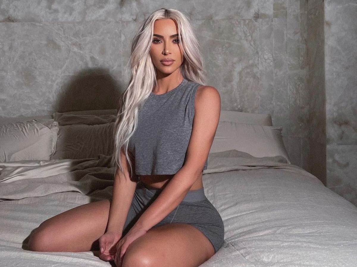 Η Kim Kardashian στο Μιλάνο με το νέο της κούρεμα που είναι retro και θυμίζει τις stars της Cinecitta