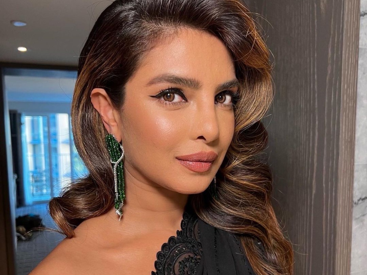 H Priyanka Chopra με τέλειο blonde ombre και πολύ μακριά μαλλιά και αγνώριστη