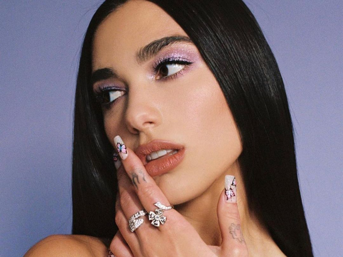 Dua Lipa: Με το πιο σέξι Pamela updo που έχεις δει τελευταία