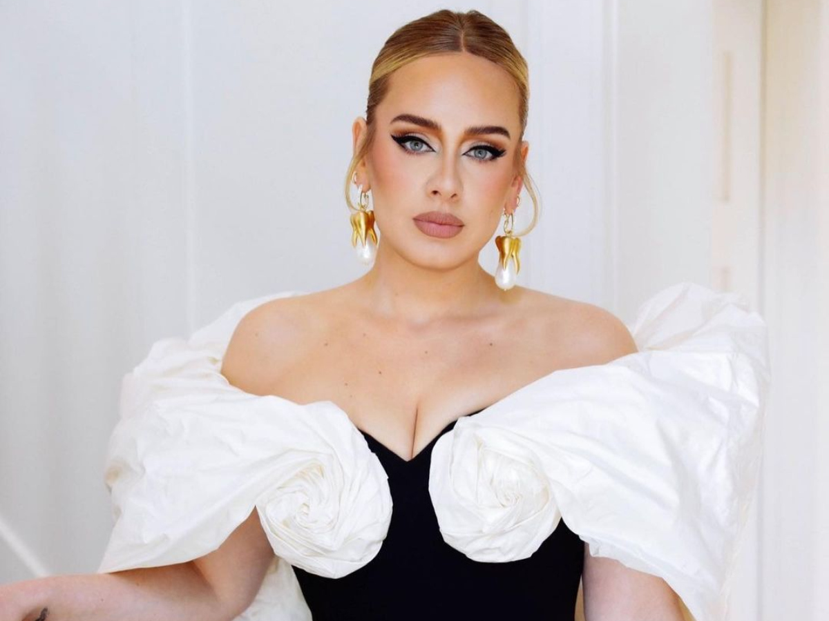 Adele: Γιόρτασε την καινούρια της βράβευση με μια no makeup selfie