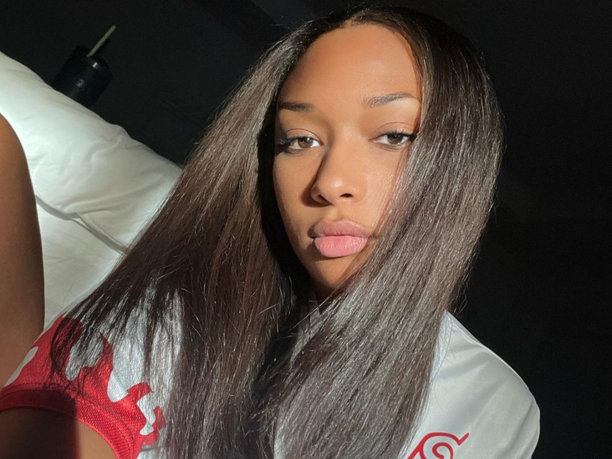 Η Megan Thee Stallion με goth νυφικό μακιγιάζ