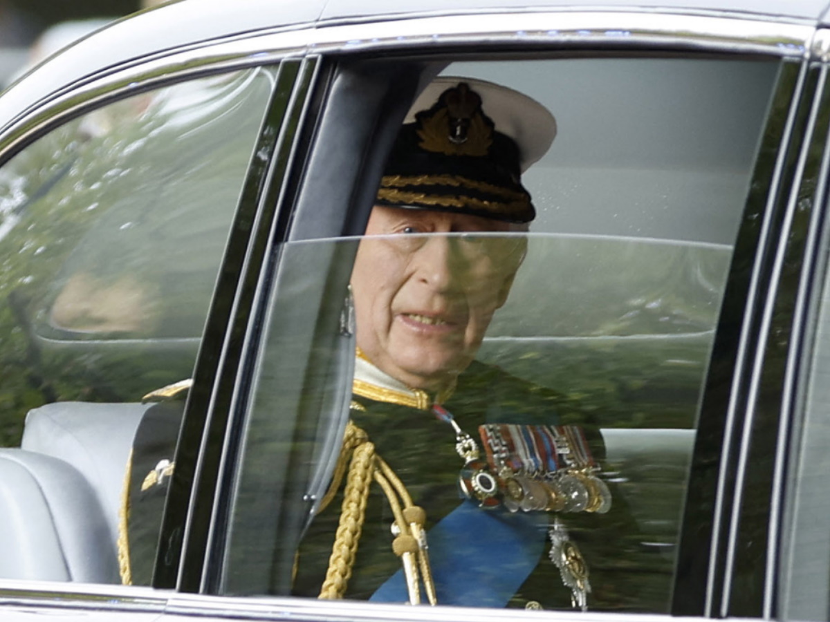 Βασιλιάς Κάρολος: Η μεταμεσονύχτια πρόβα της στέψης του στους δρόμους του Λονδίνου