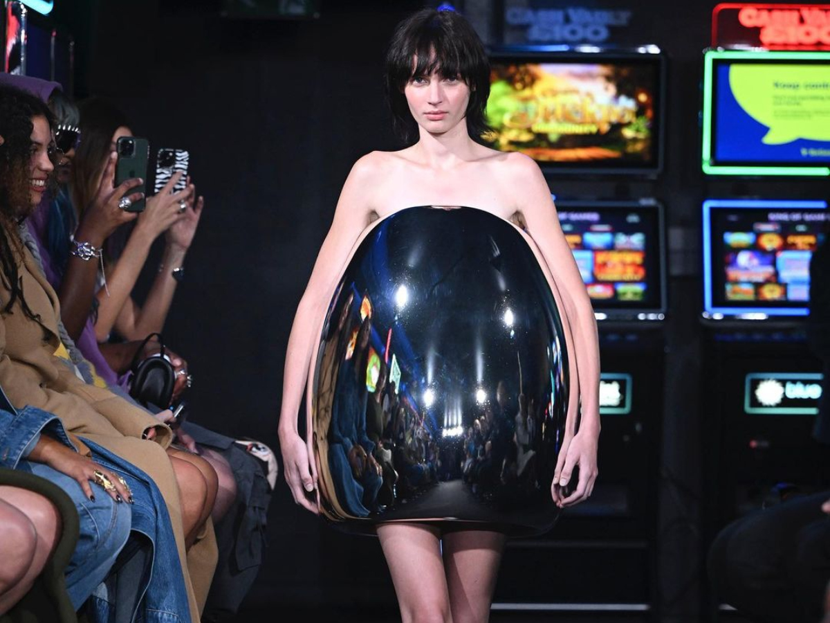 Εβδομάδα Μόδας Λονδίνου: Ποιος σχεδιαστής δημιούργησε αυτό το mirror ball dress