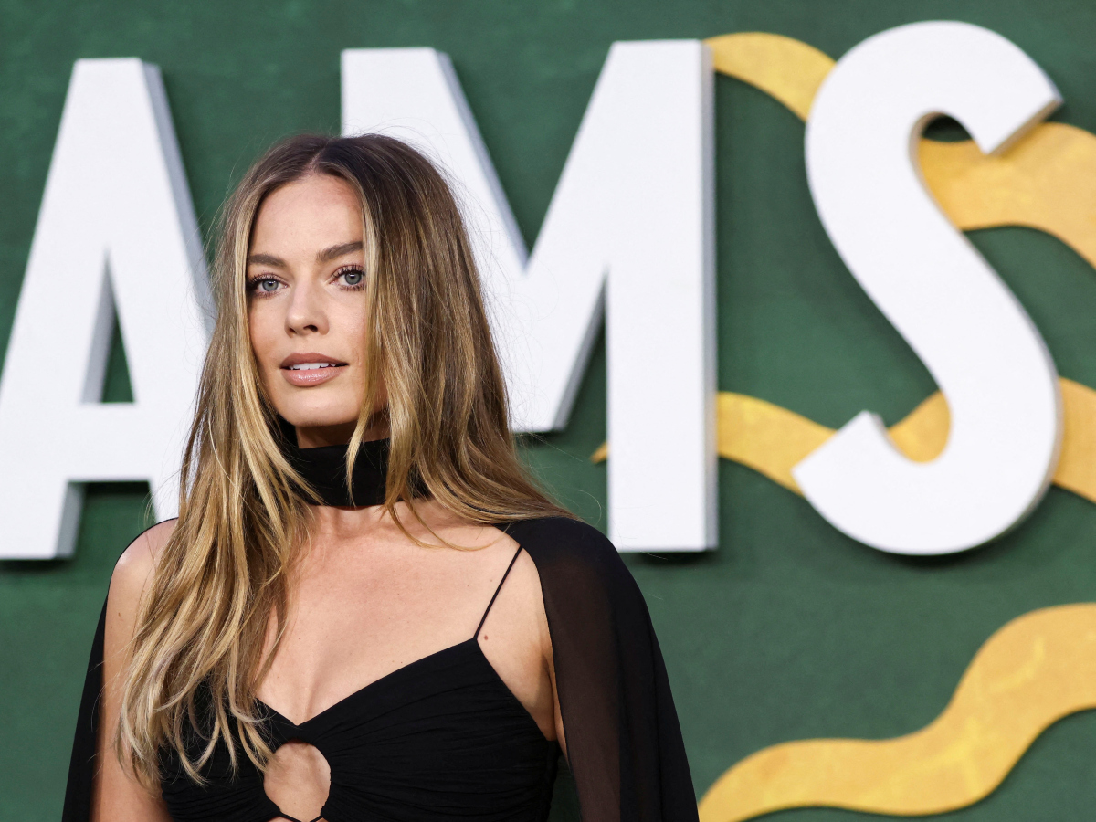 Margot Robbie: Φόρεσε μαύρη κάπα στο red carpet και εντυπωσίασε