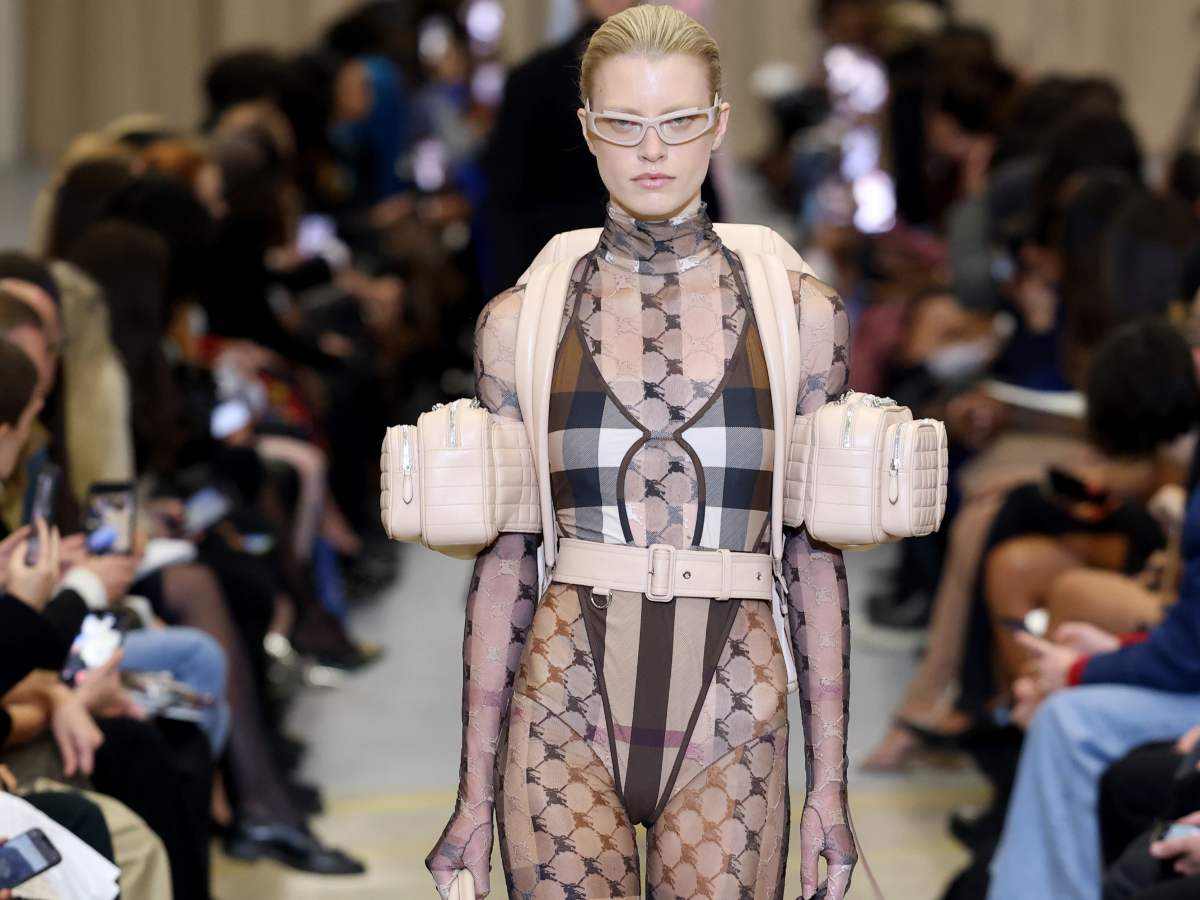 Burberry: H νέα συλλογή έχει neo-goth στιλ