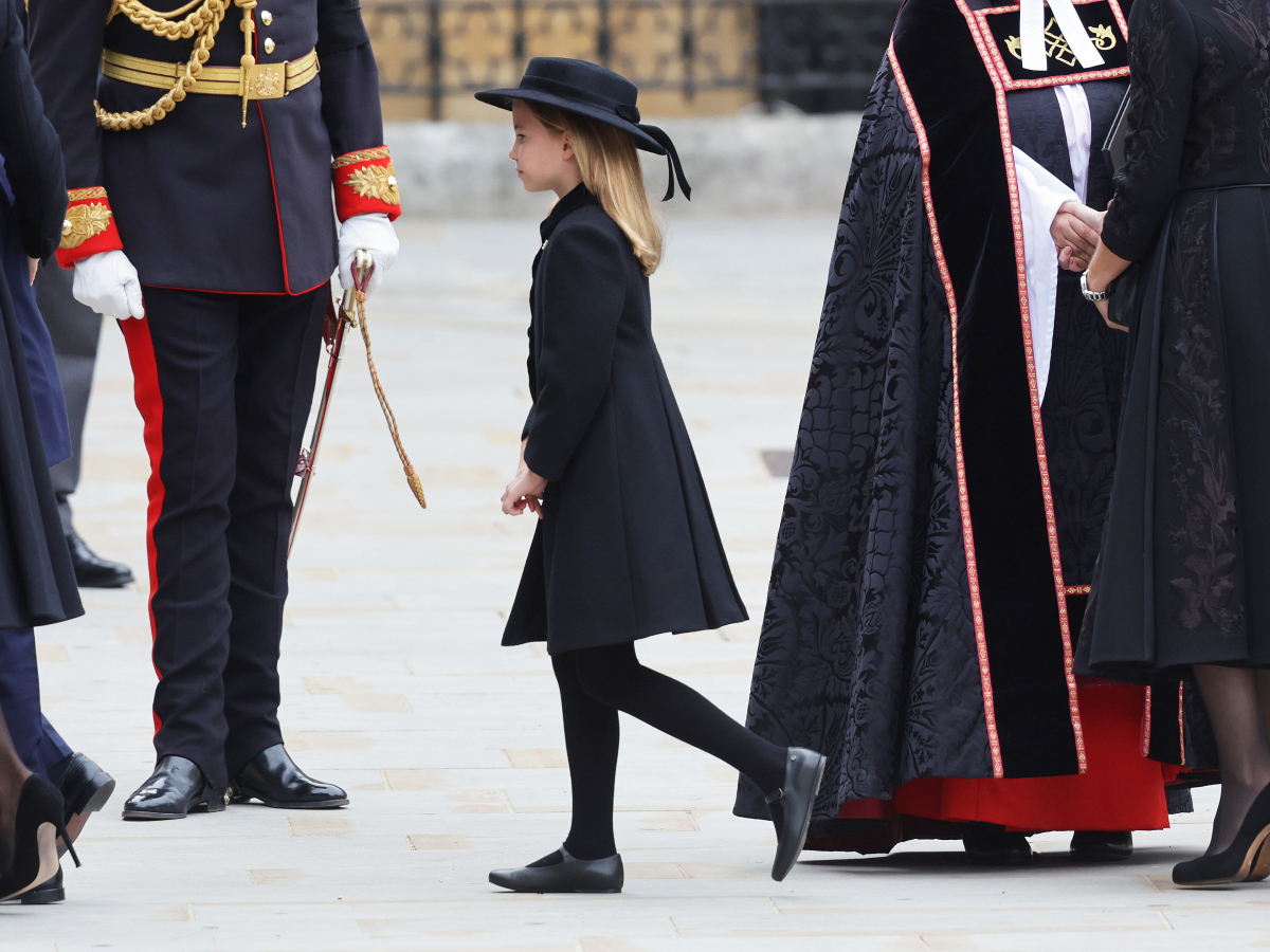 Kηδεία Βασίλισσας Ελισάβετ: H Πριγκίπισσα Σάρλοτ μάγεψε το πλήθος με την εμφάνιση της