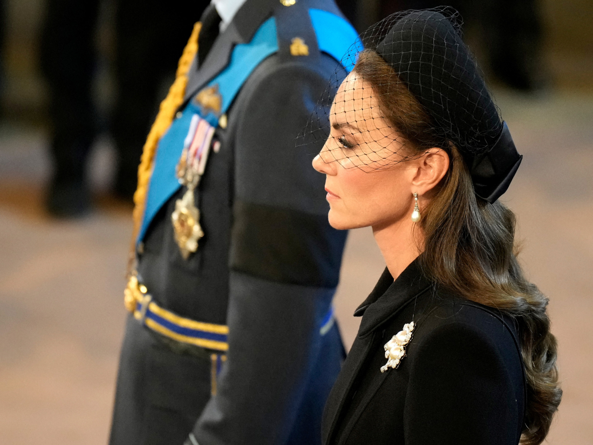 H Kate Middleton με αυτά τα κοσμήματα αποτίει φόρο τιμής στην Βασίλισσα Ελισάβετ