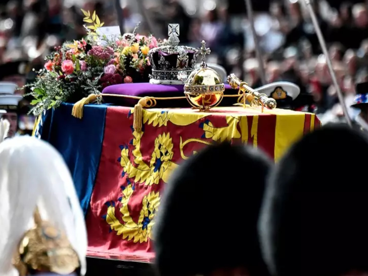 Βασίλισσα Ελισάβετ: Τι συμβολίζει η χρυσή σφαίρα που ήταν πάνω στο φέρετρο – Η ιστορία του στέμματος