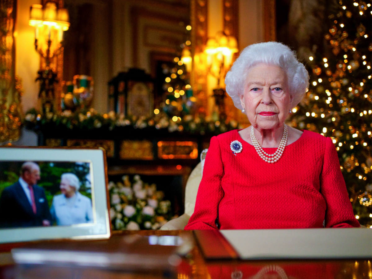 Βασίλισσα Ελισάβετ: Χιλιάδες κόσμου έξω από το παλάτι