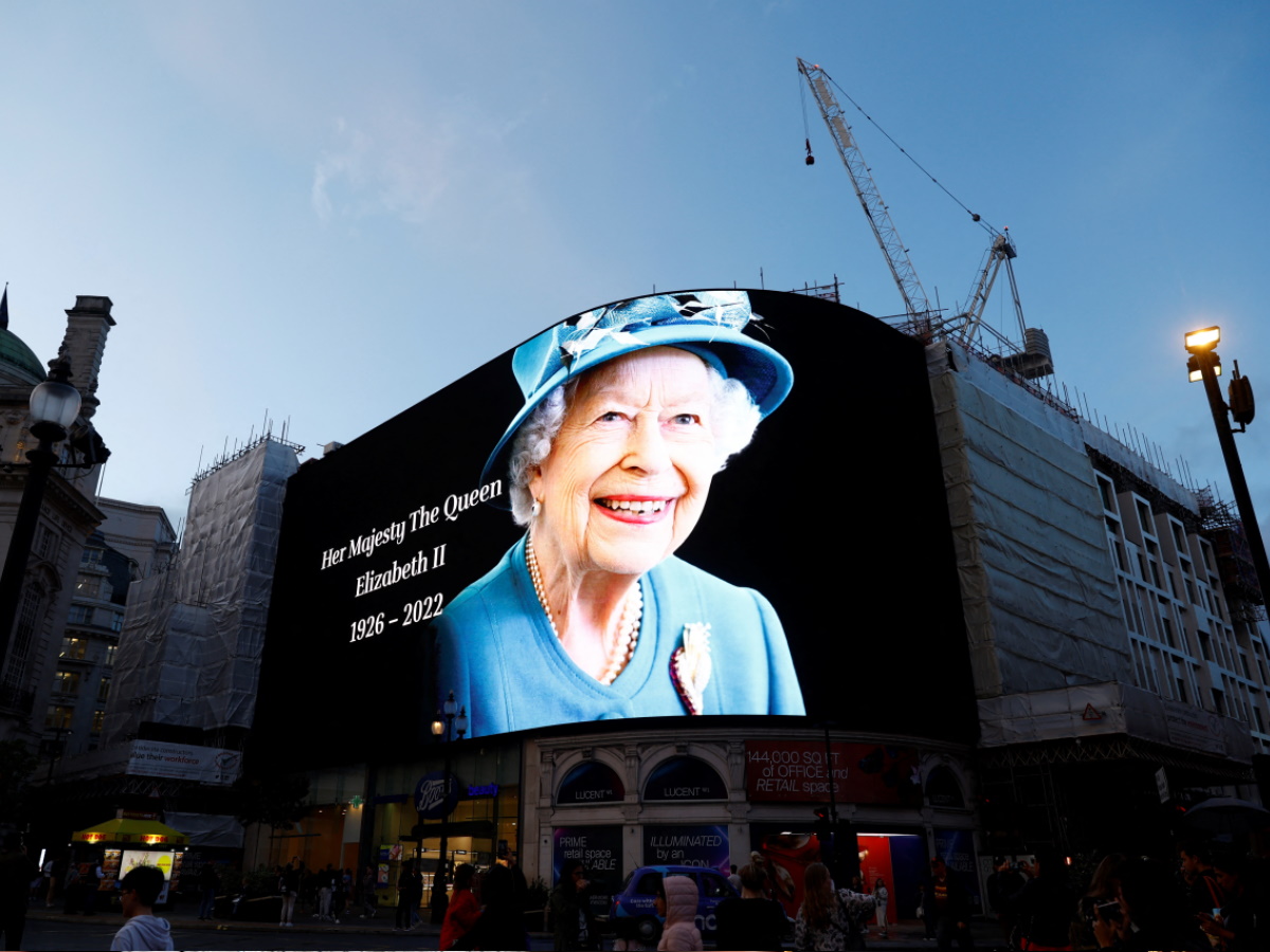 Βασίλισσα Ελισάβετ: Τα σπαρακτικά πρωτοσέλιδα του βρετανικού Τύπου για τον θάνατό της