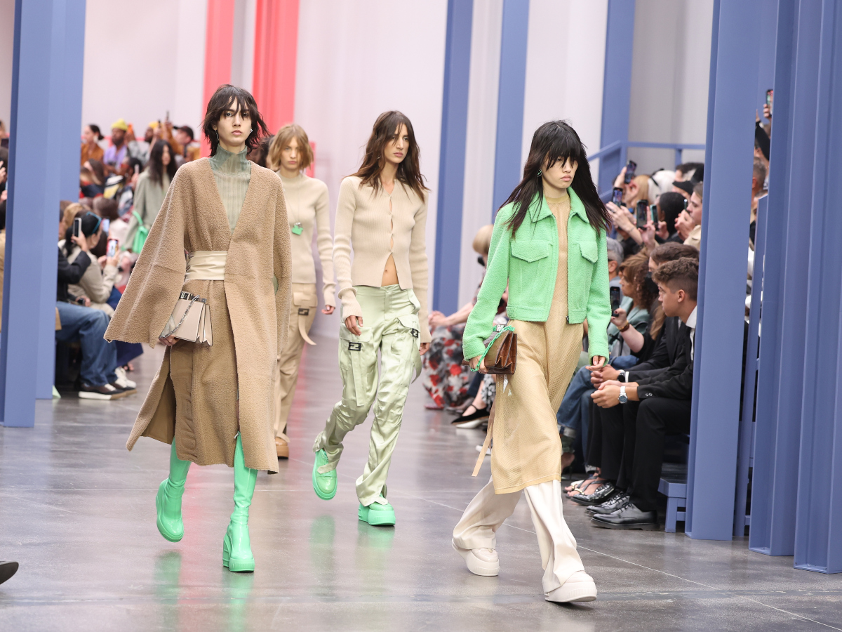 O oίκος Fendi άνοιξε την Εβδομάδα Μόδας στο Μιλάνο με ένα show που υπαγορεύει τις νέες τάσεις