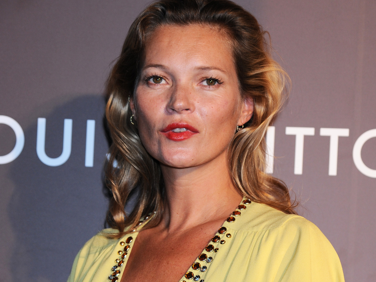 Η Kate Moss με το πιο ωραίο παστέλ φόρεμα που είδαμε τελευταία