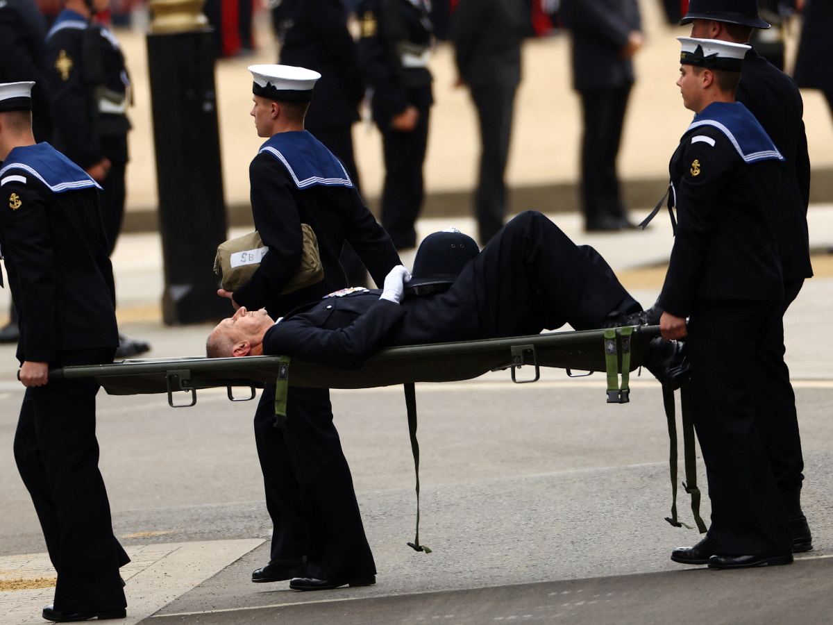 Κηδεία Βασίλισσας Ελισάβετ: Αστυνομικός έχασε τις αισθήσεις του – Φωτογραφίες