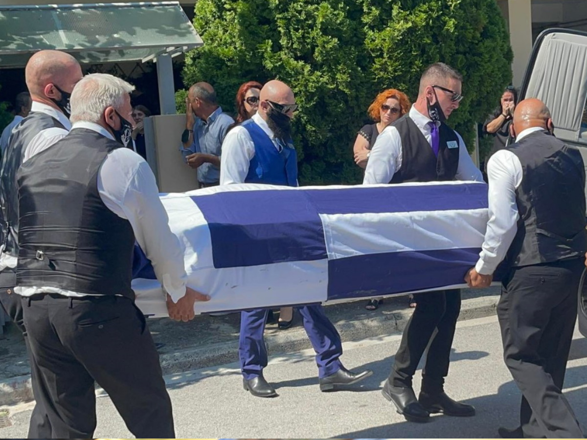 Θάλεια Κορδαμπάλου: Σπαραγμός στην κηδεία της 19χρονης – Με ένα χειροκρότημα η έξοδος της σορού από το σπίτι