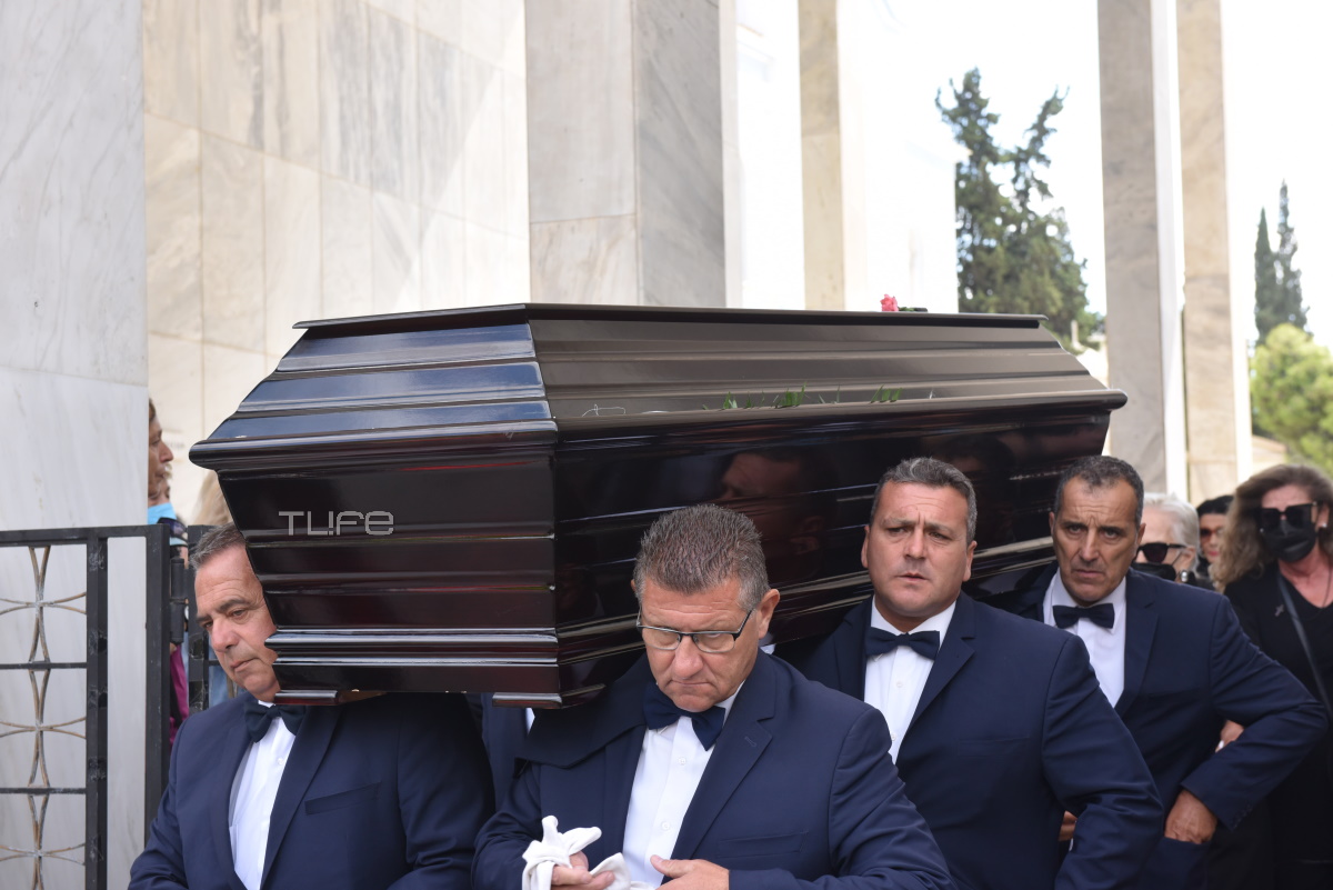 Κηδεία Μάρθας Καραγιάννη: Θλίψη στο τελευταίο «αντίο» στην αγαπημένη ηθοποιό
