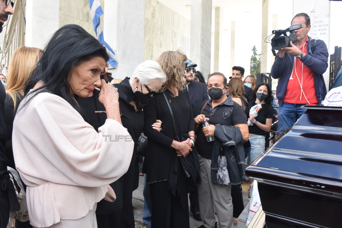 Κηδεία Μάρθας Καραγιάννη: Θλίψη στο τελευταίο «αντίο» στην αγαπημένη ηθοποιό
