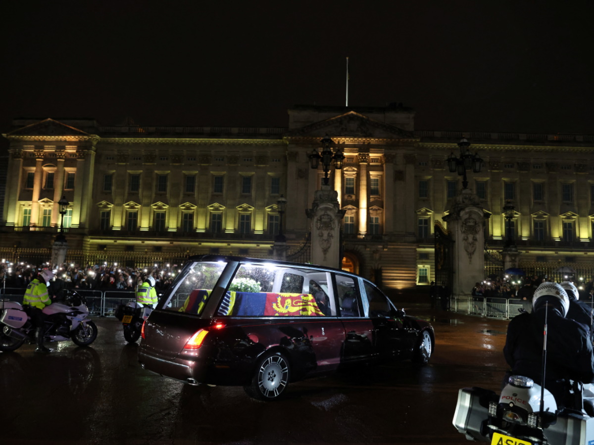 Βασίλισσα Ελισάβετ: Στο Λονδίνο η σορός της – Η πομπή προς τα Ανάκτορα του Μπάκινχαμ