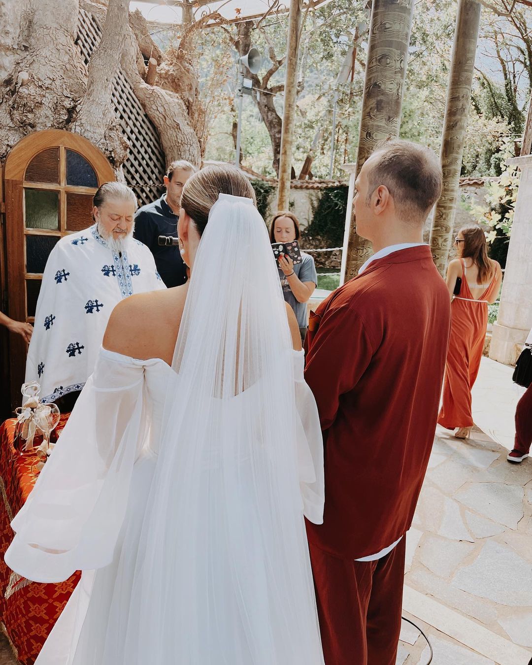 Ειρήνη Ψυχράμη – Λάμπρος Κτέναβος: Παντρεύτηκαν με θρησκευτικό γάμο σε γραφικό χωριό της Αχαΐας – Φωτογραφίες