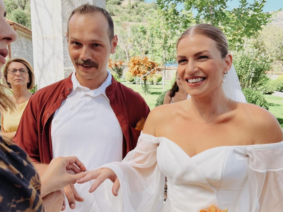 Ειρήνη Ψυχράμη – Λάμπρος Κτέναβος: Παντρεύτηκαν και βάφτισαν τον γιο τους σε γραφικό χωριό της Αχαΐας – Φωτογραφίες