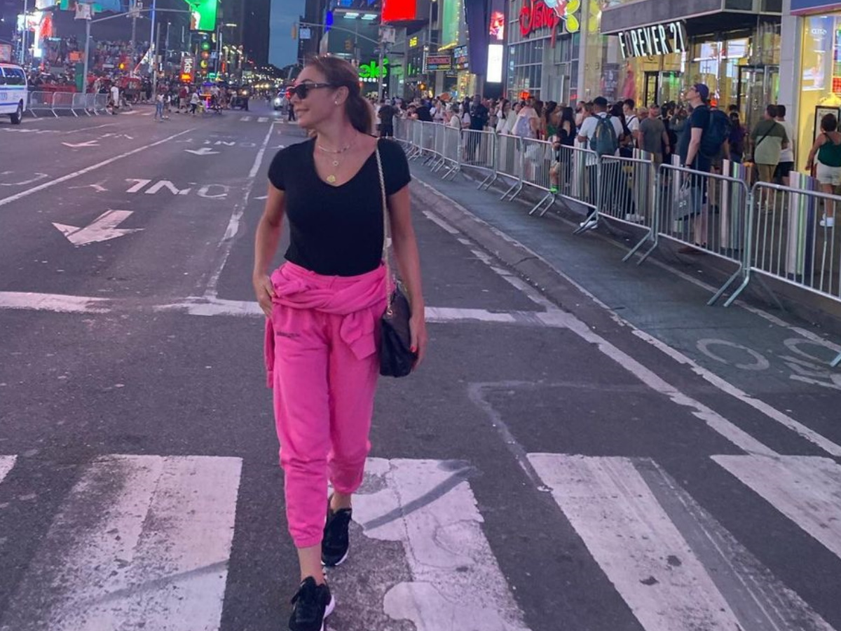 Τατιάνα Στεφανίδου: Ποζάρει στην Times Square φορώντας ρούχα της κόρης της – Το απρόοπτο στο ταξίδι της