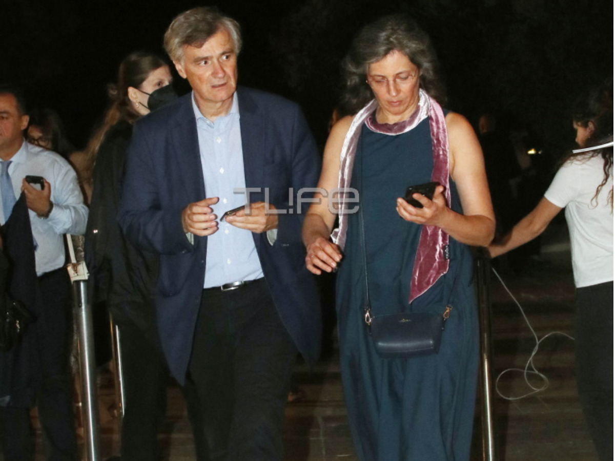 Σωτήρης Τσιόδρας: Σπάνια δημόσια εμφάνιση με την σύζυγό του, Ασημίνα στο Ηρώδειο – Φωτογραφίες
