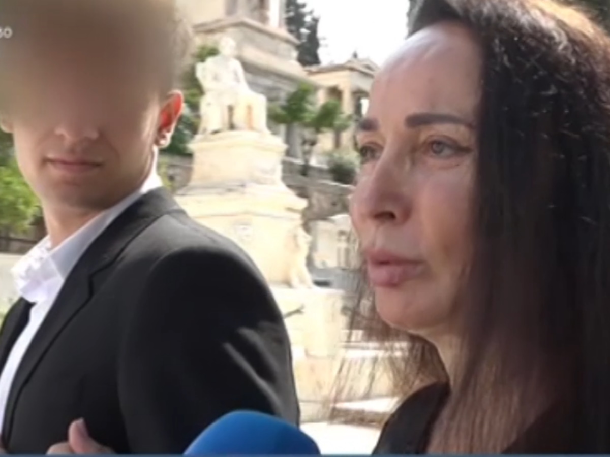 Βίκυ Τσοχατζοπούλου: Καταβεβλημένη στο ετήσιο μνημόσυνο του Άκη Τσοχατζόπουλου – Στο πλευρό της ο γιος της