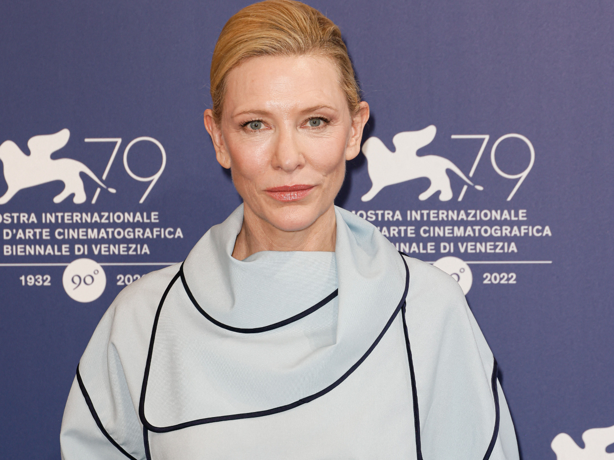 Φεστιβάλ Βενετίας 2022: H Cate Blanchett με πολύ στιλάτο γαλάζιο σύνολο