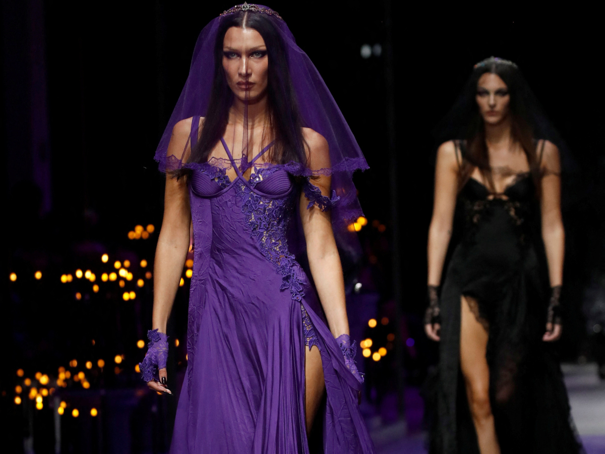 Η Donatella Versace γέμισε την πασαρέλα με Goth νύφες