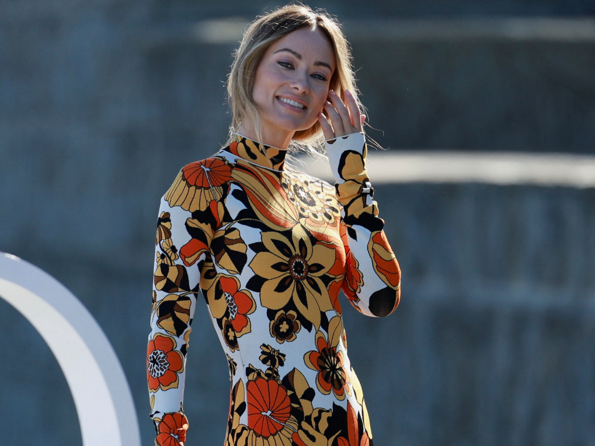 H Olivia Wilde με εμφάνιση εμπνευσμένη από τα 70s