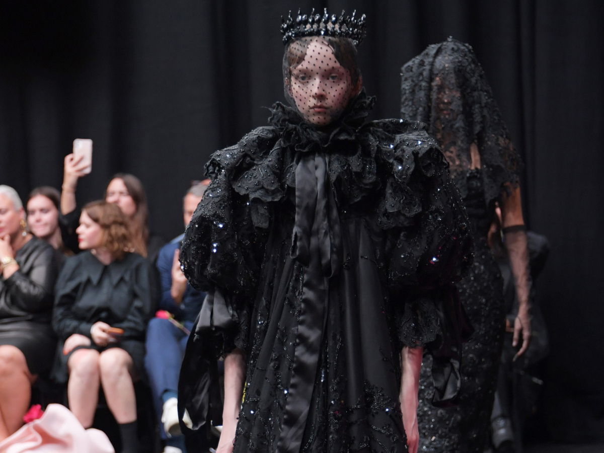 H Εβδομάδα Μόδας του Λονδίνου έκλεισε με ένα show αφιερωμένο στην Βασίλισσα Ελισάβετ
