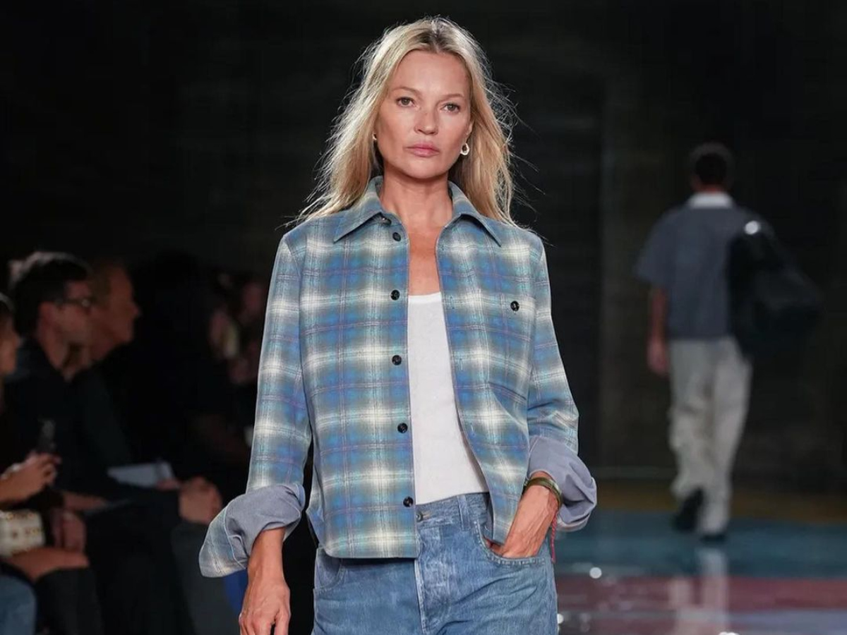 H Kate Moss περπάτησε στο show του Bottega Veneta με το πιο cool σύνολο