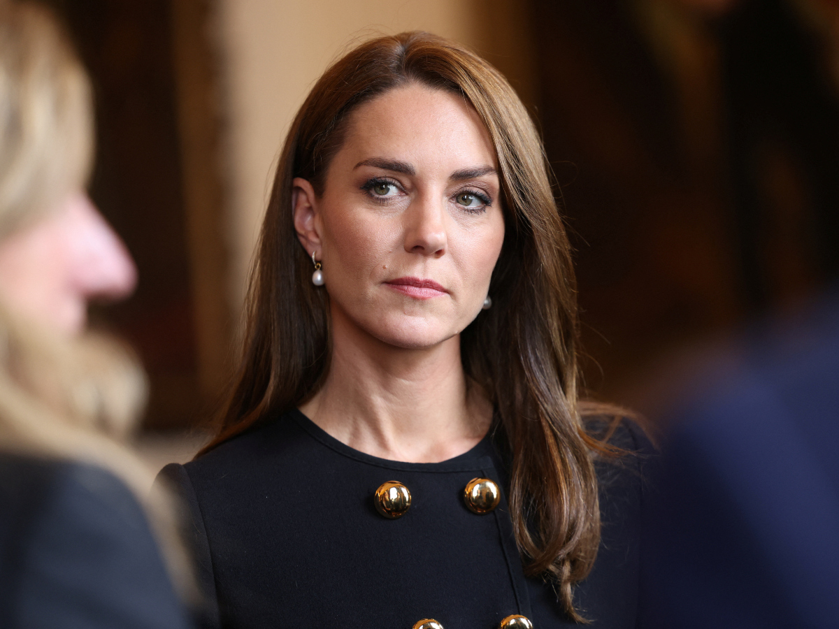 Kate Middleton: Mε αυτό το σύμβολο πένθους τιμά την Bασίλισσα Ελισάβετ