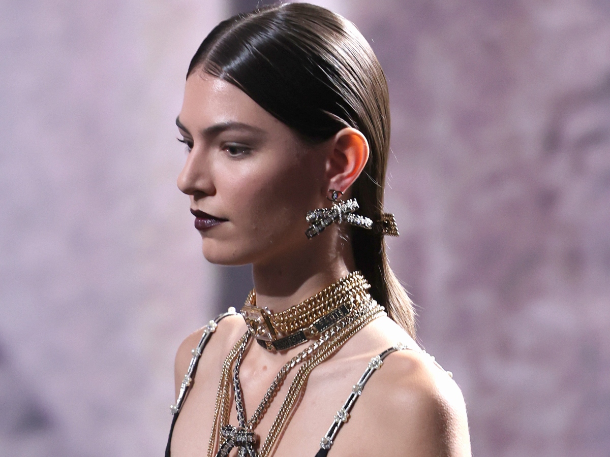 Chanel: Επαναφέρει στο προσκήνιο το πιο κομψό αξεσουάρ μαλλιών στην minimal-glam εκδοχή του