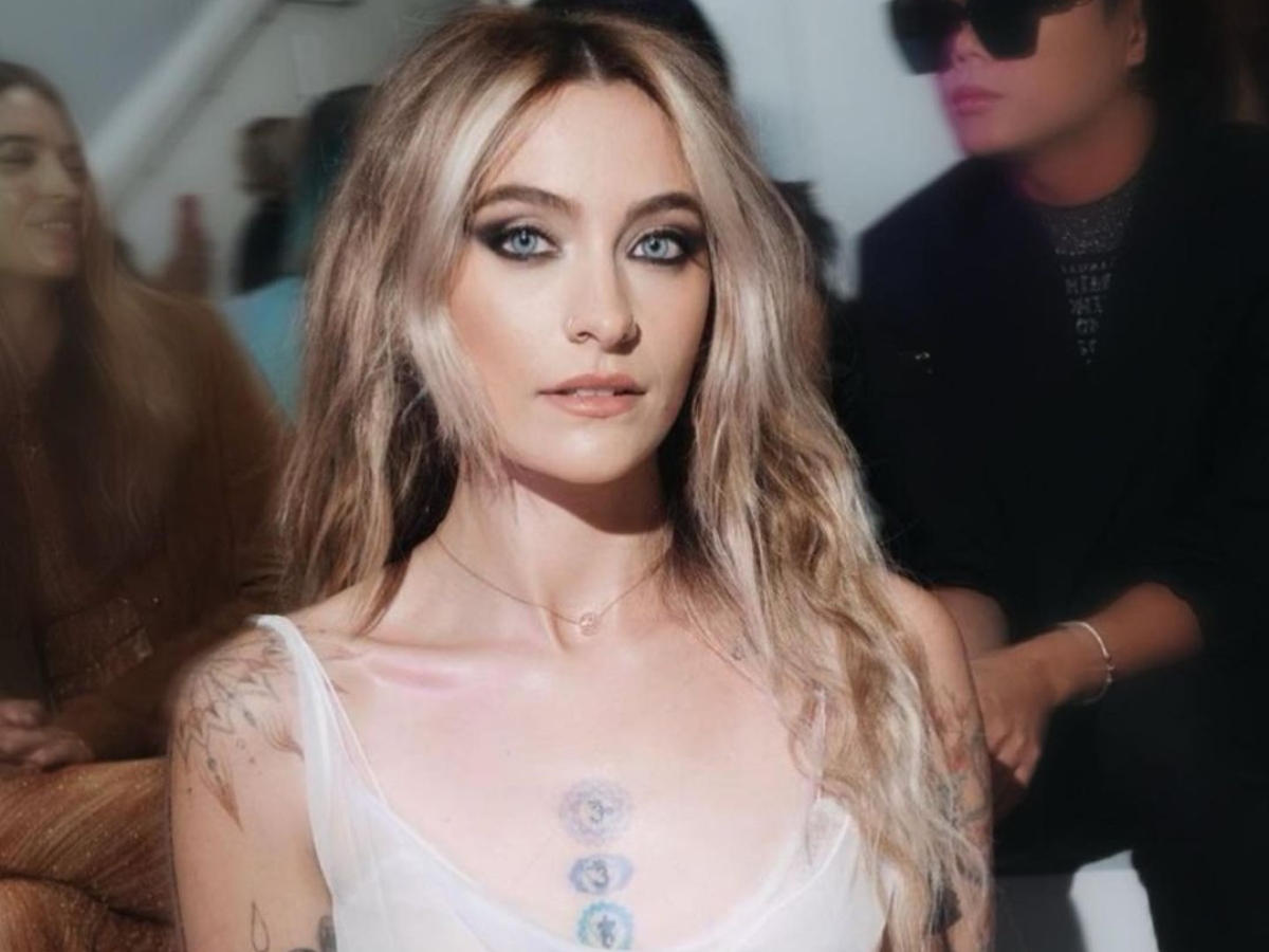 Paris Jackson: Δες το winged eyeliner look σε πράσινη απόχρωση που υιοθέτησε στην τελευταία της εμφάνιση στο Παρίσι